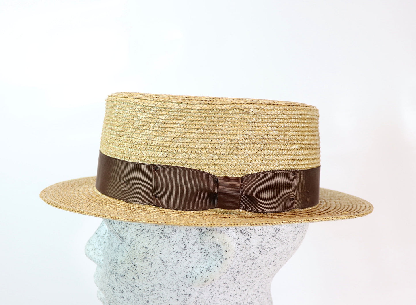 Canotier mit Band und Schleife