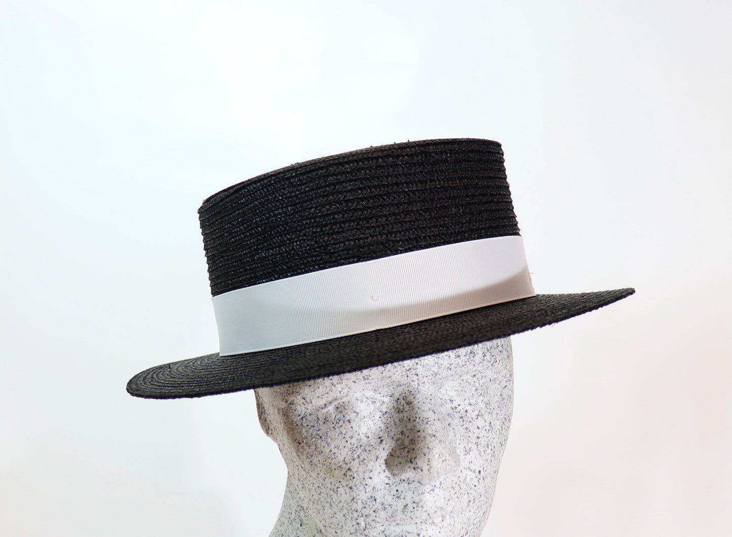 Canotier mit Band und Schleife
