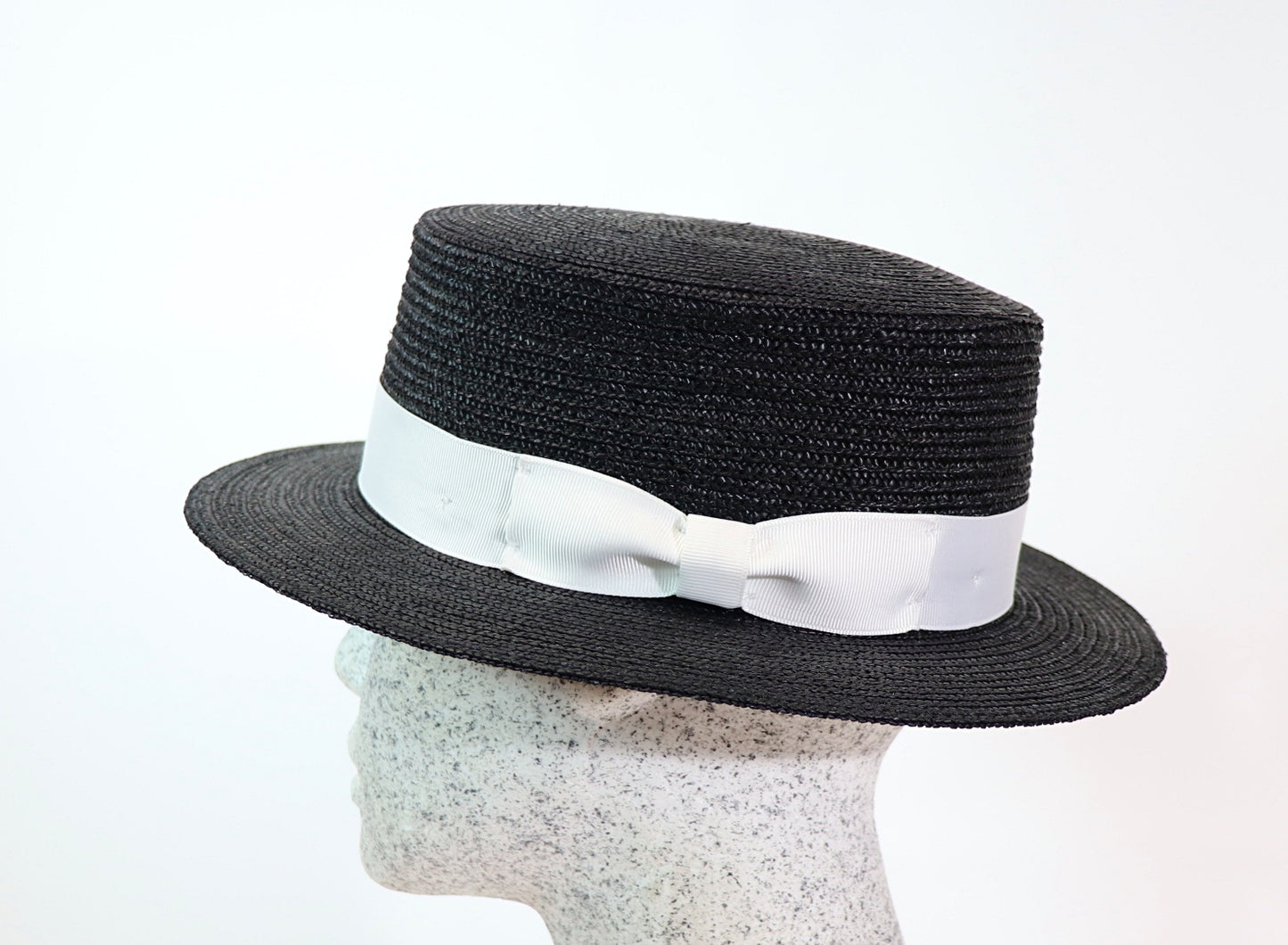 Canotier mit Band und Schleife