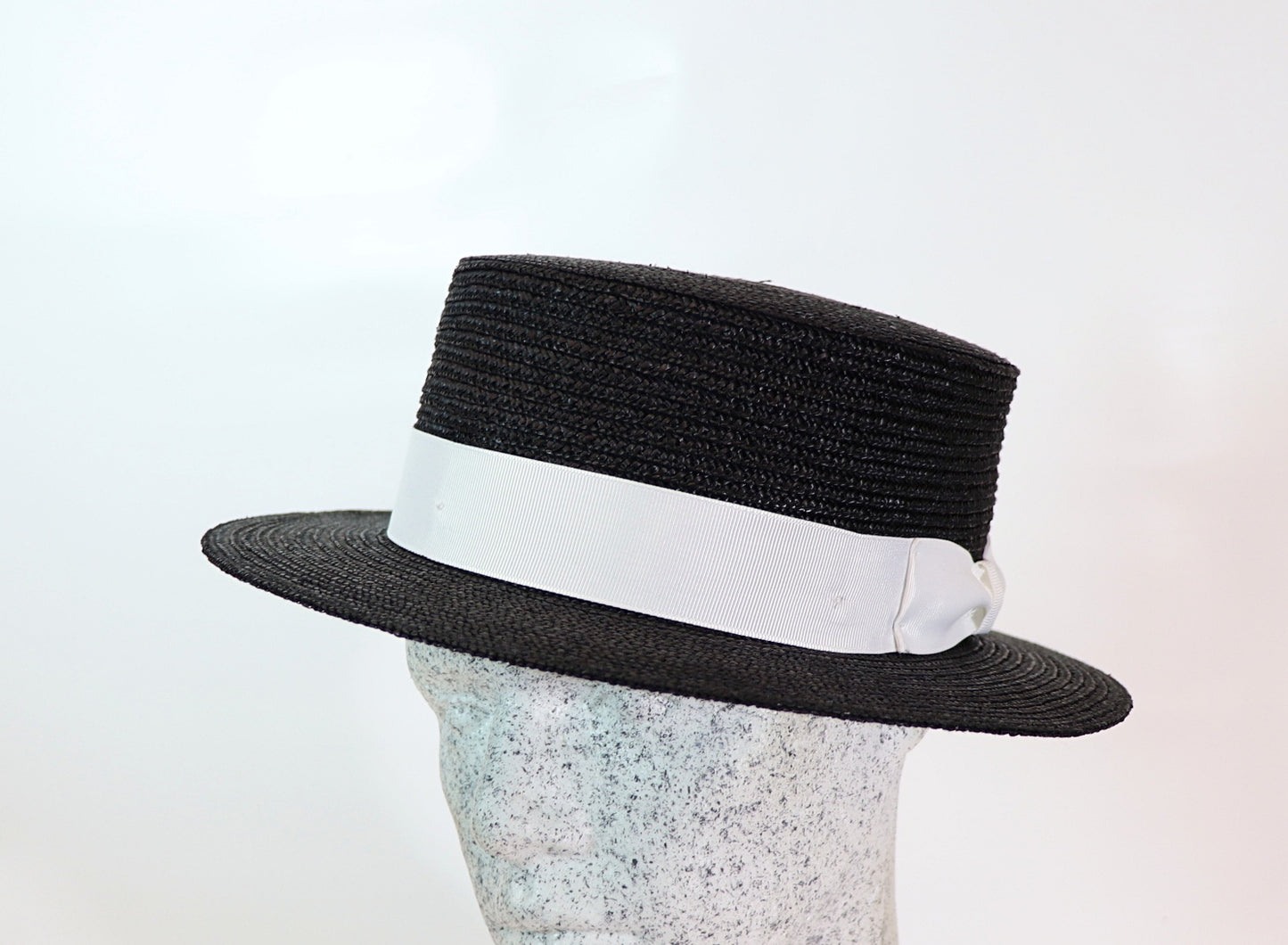 Canotier mit Band und Schleife