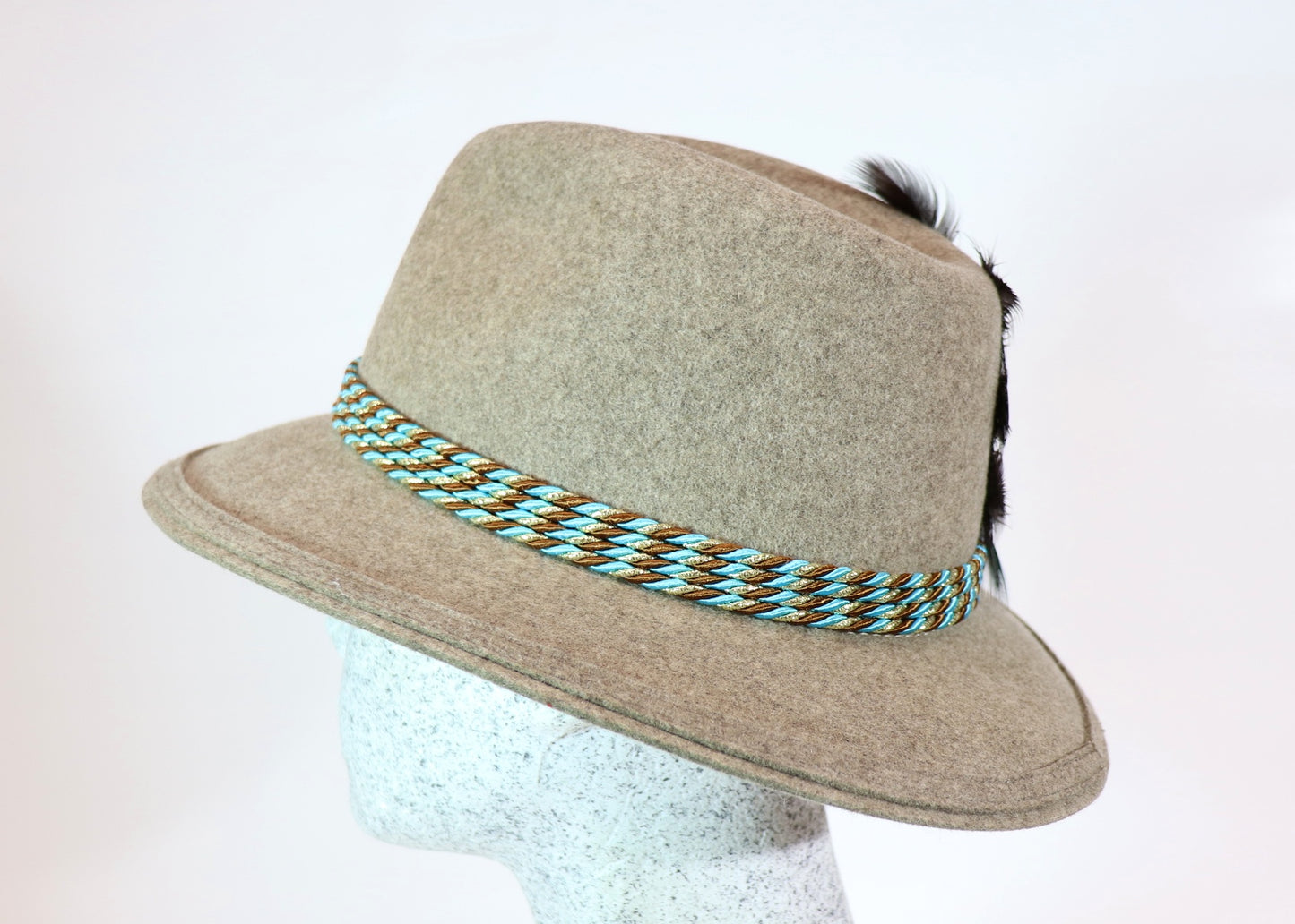 Trachtenhut beige mit Pfauenfeder
