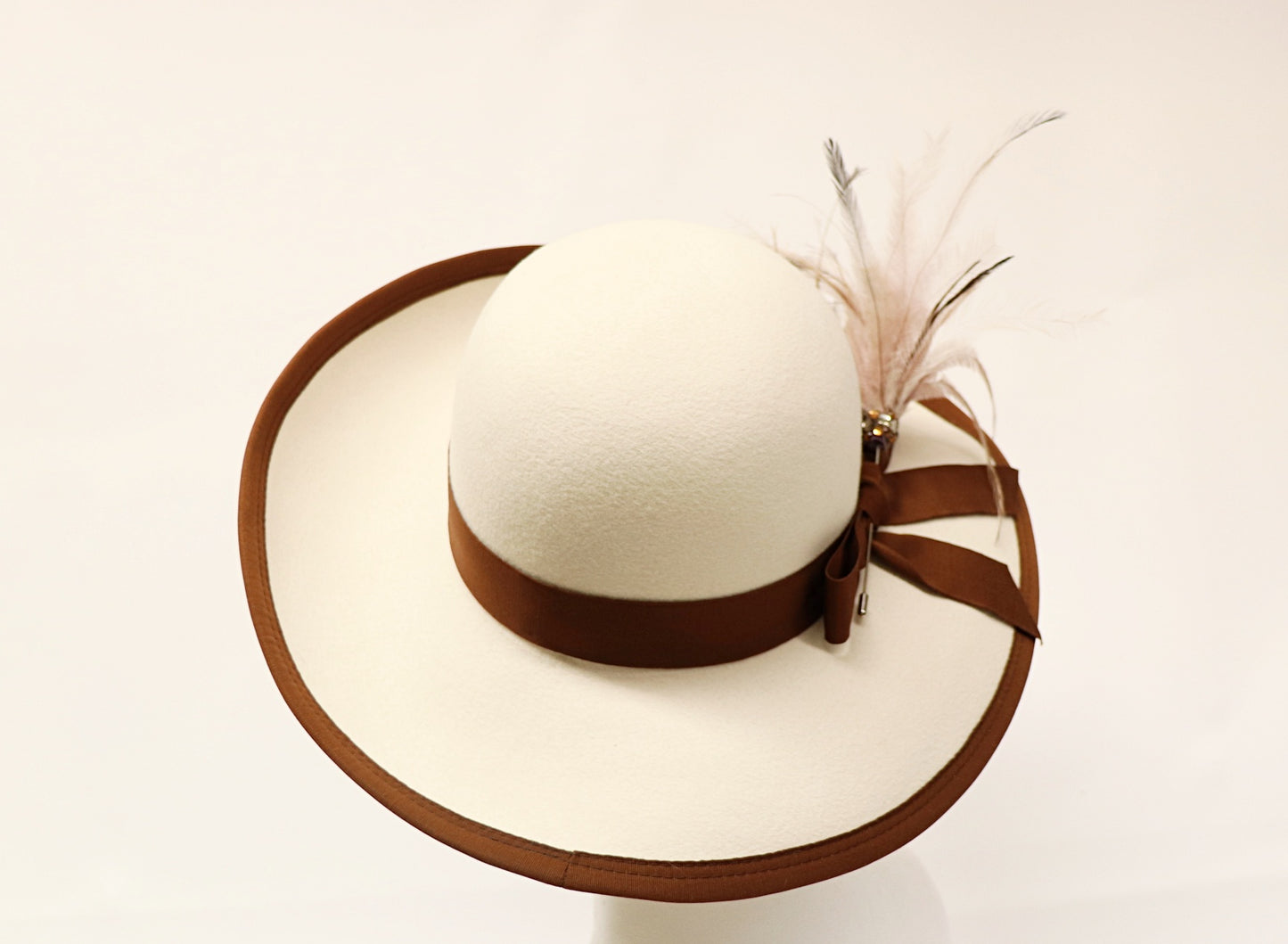 Filzhut creme mit Emuhutnadel