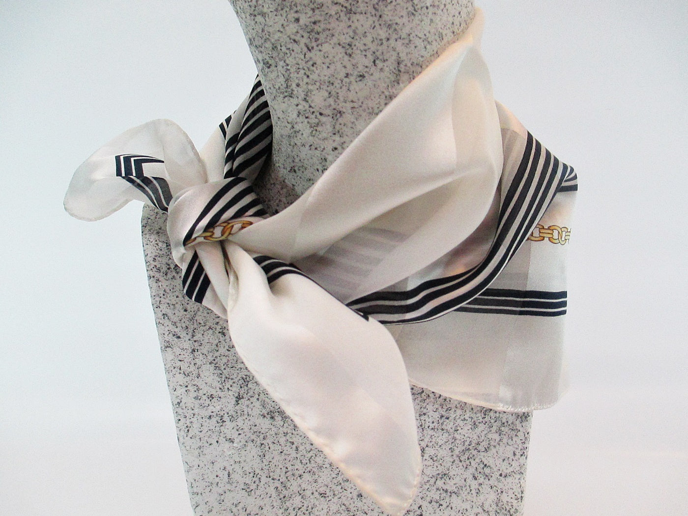 Nicki scarf gold chain