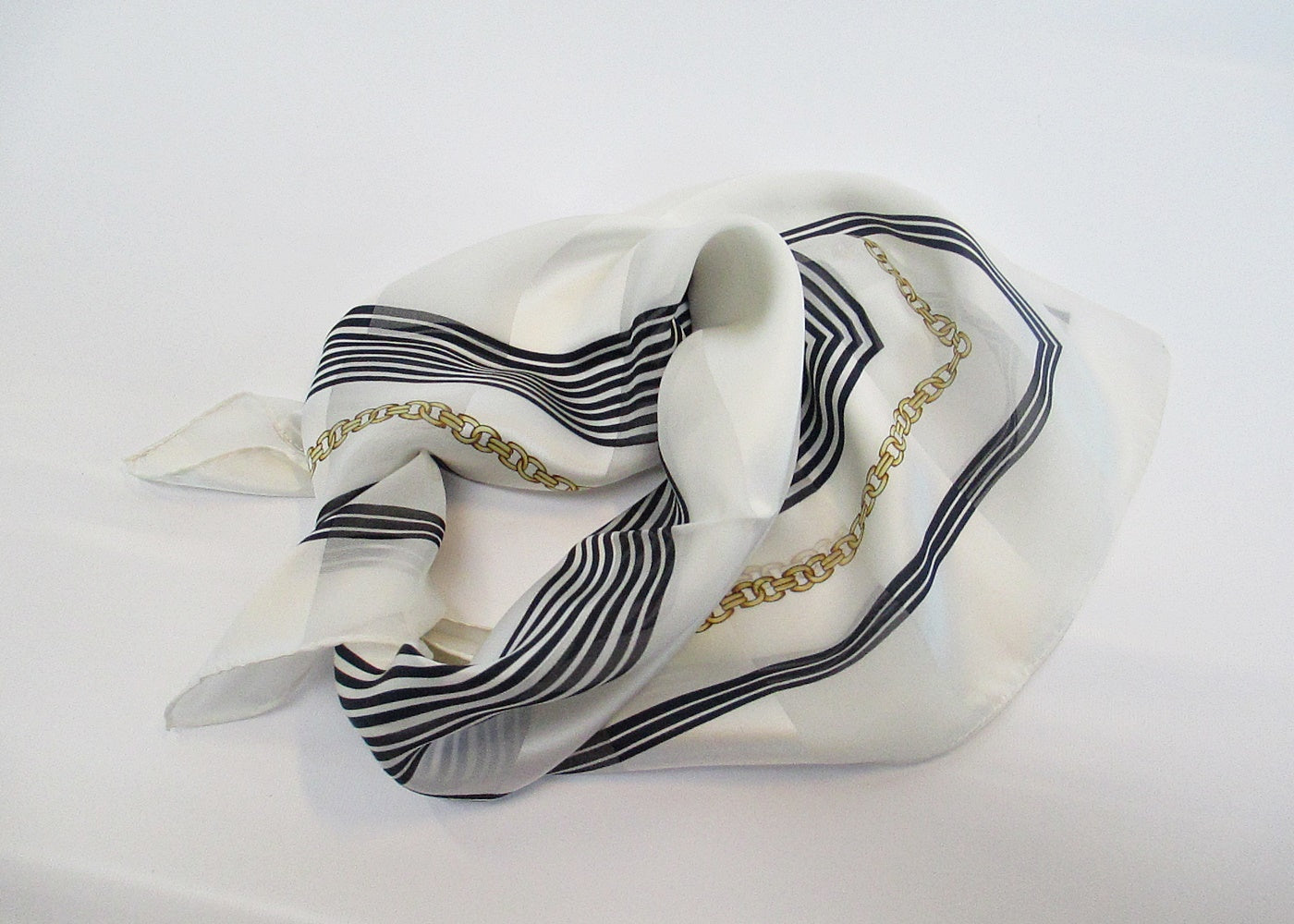Nicki scarf gold chain