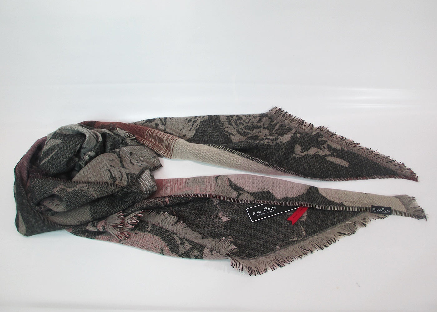 Scarf with slanted ends