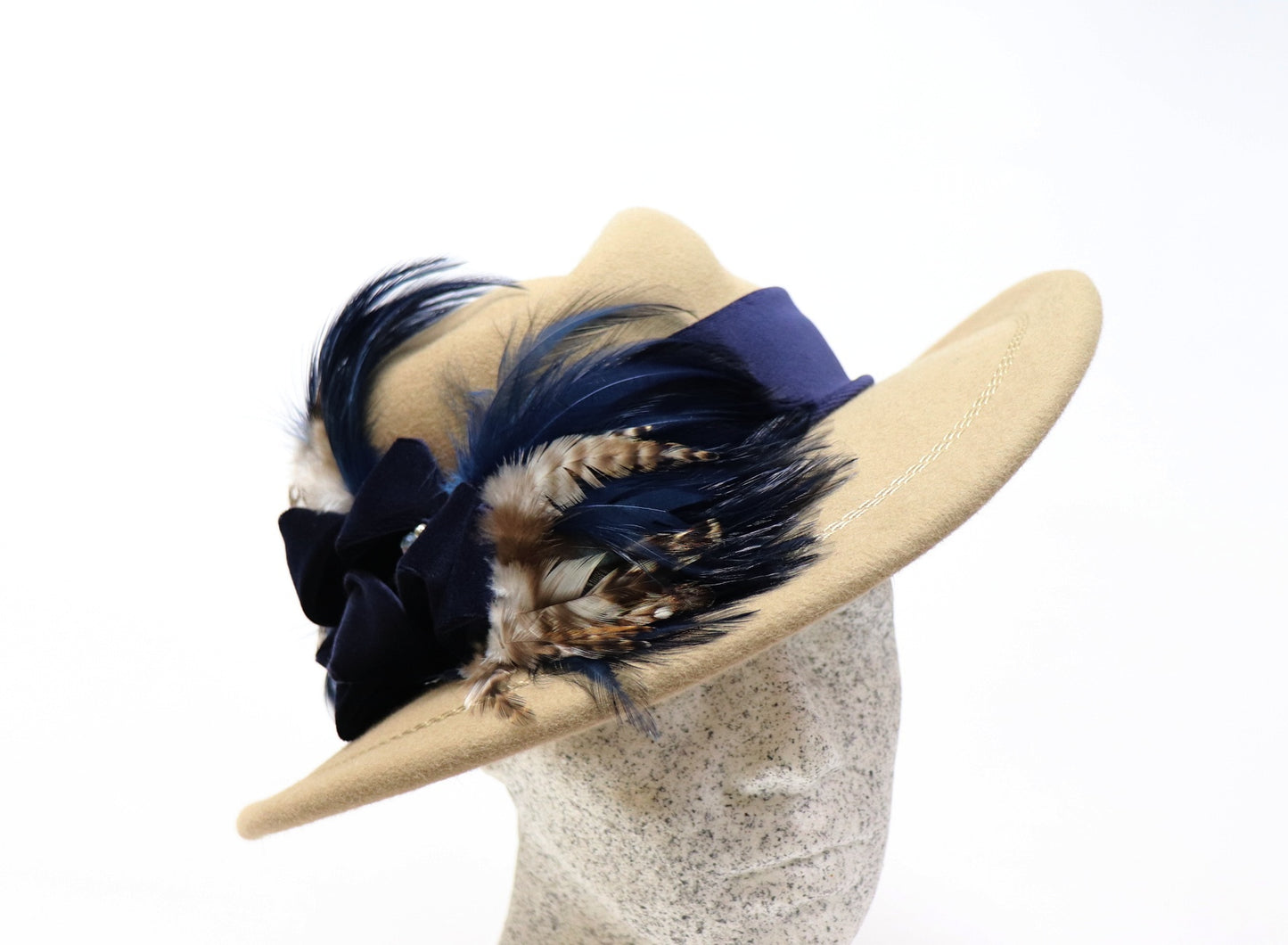 sand Filzhut mit blau Samt und Federn