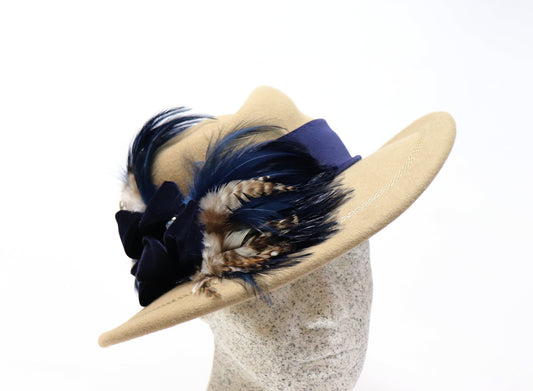 sand Filzhut mit blau Samt und Federn