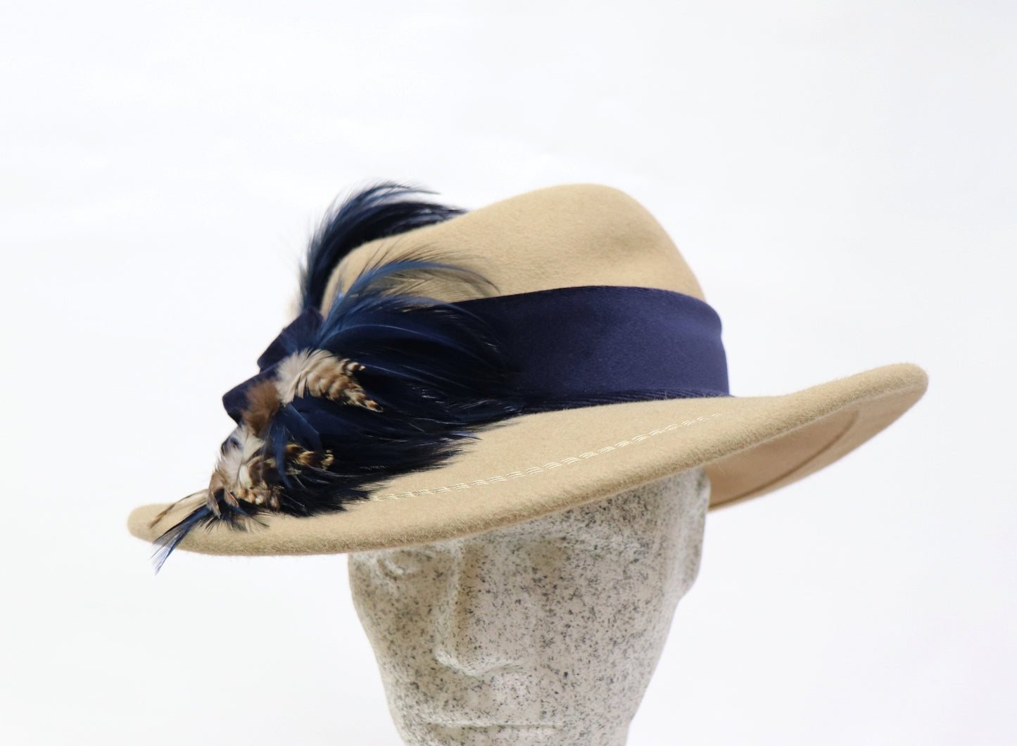 sand Filzhut mit blau Samt und Federn
