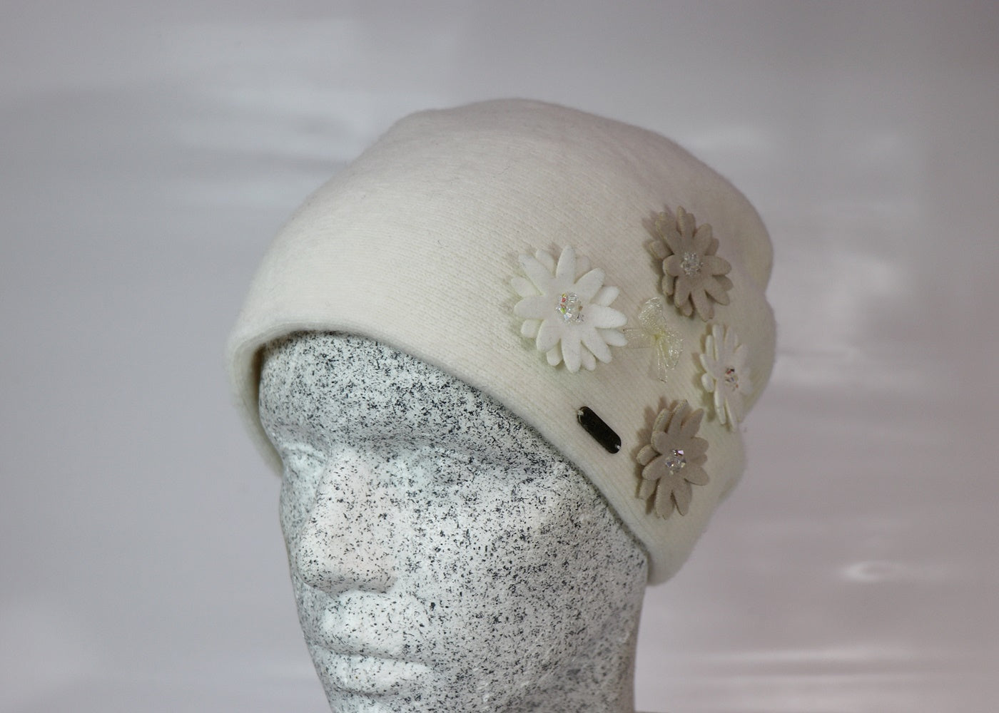 Woll Slouch mit Blüten und Strass