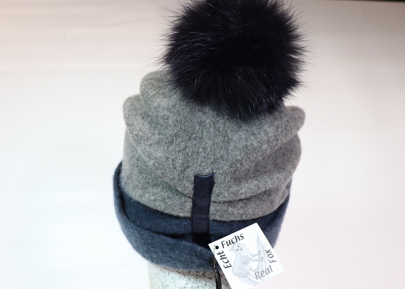 Woll Slouch mit Fuchsbommel