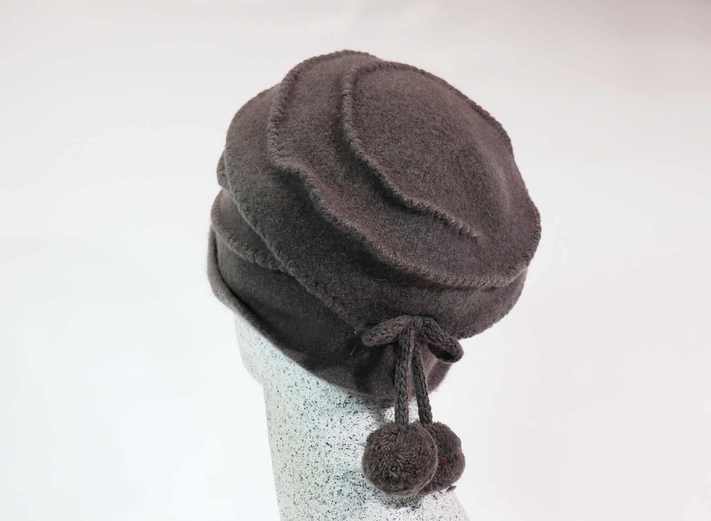 Biesenmütze mit Bommel