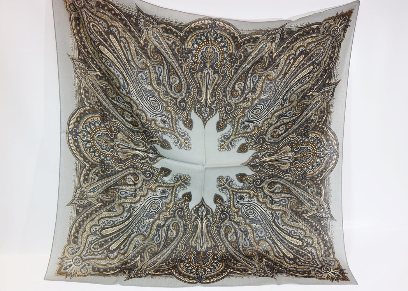 Wool scarf with paisley