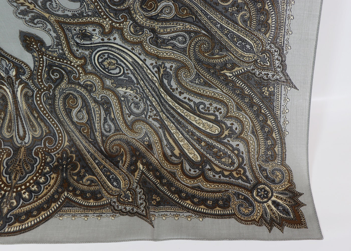 Wool scarf with paisley