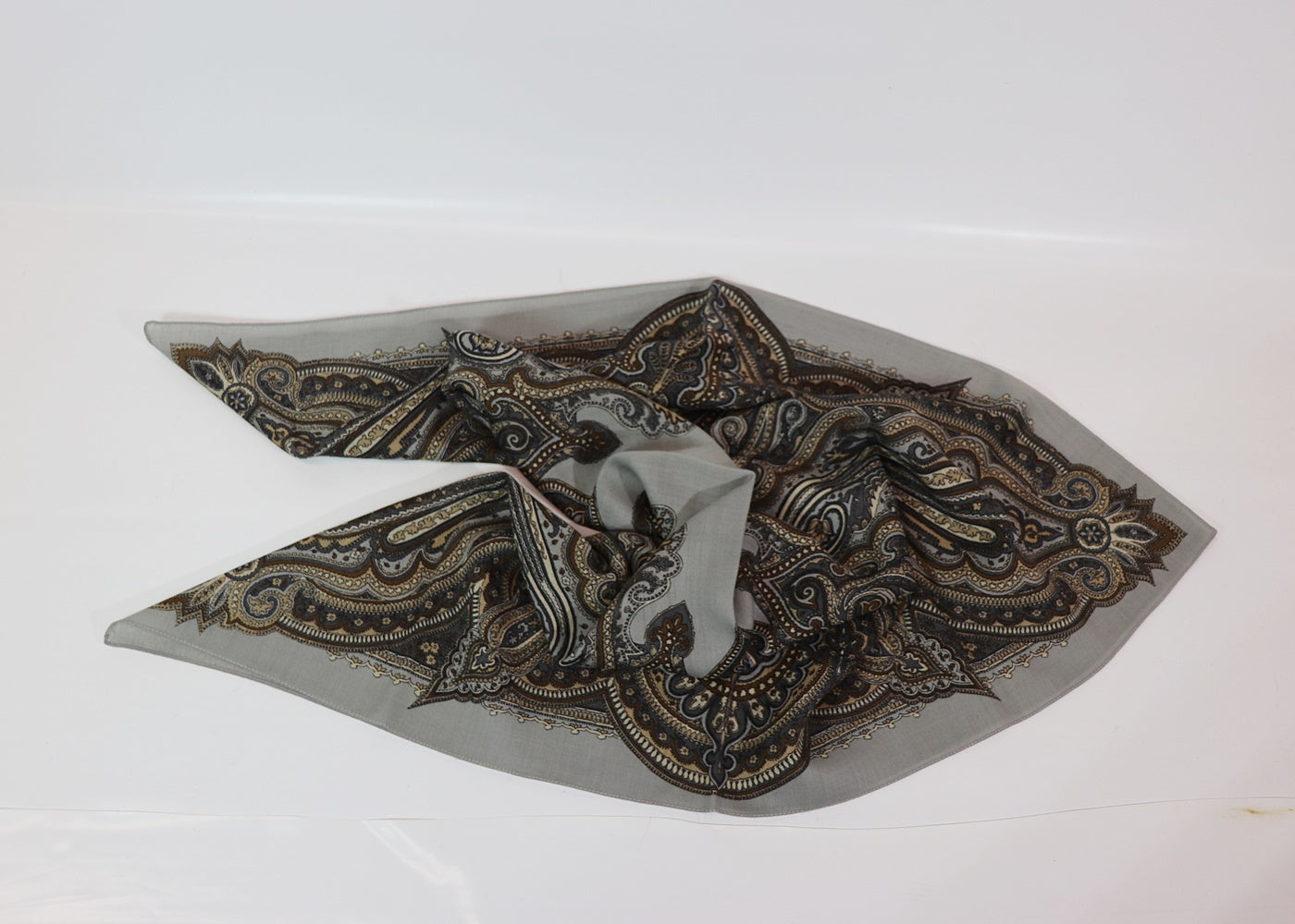 Wool scarf with paisley