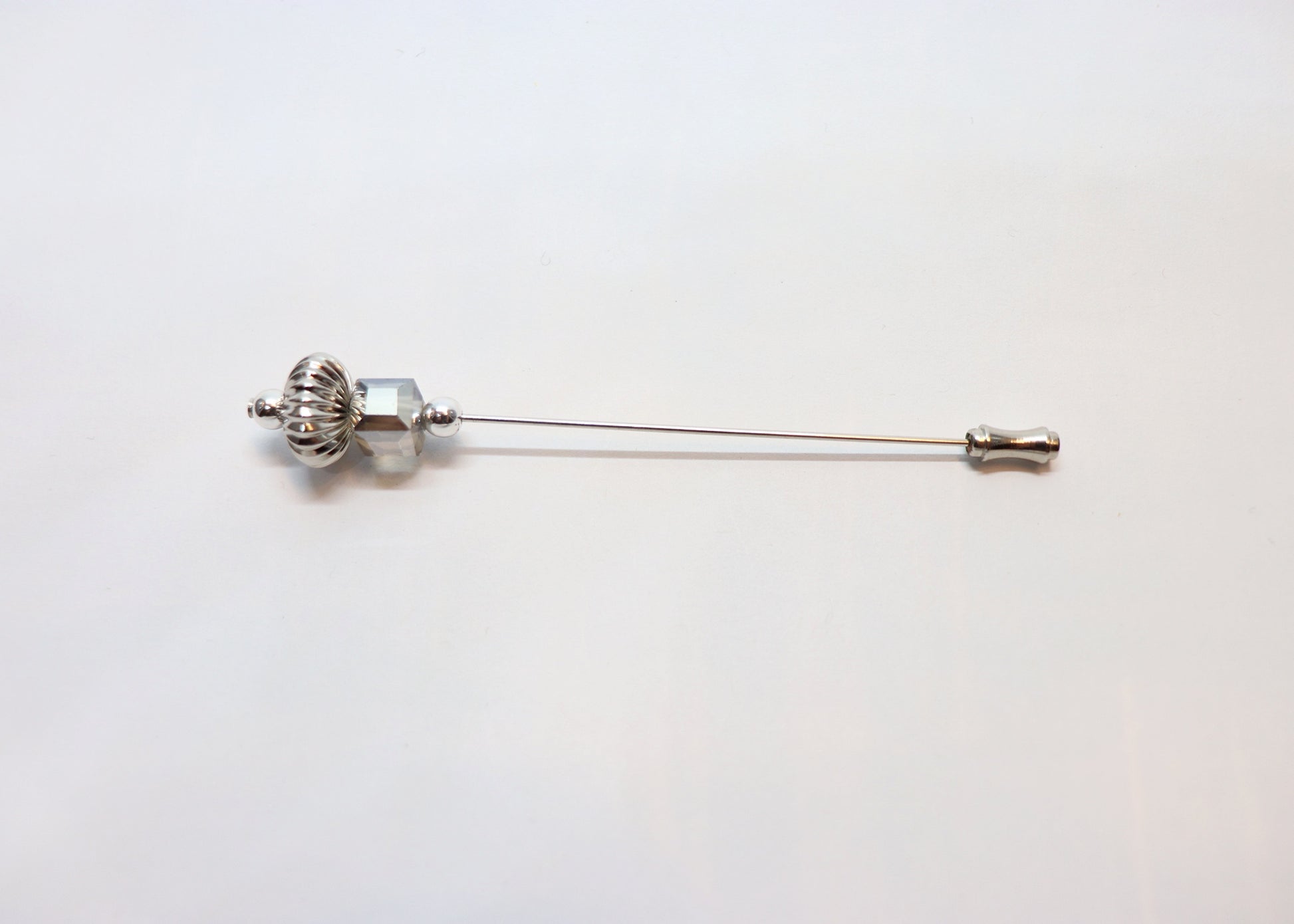 Hutnadel - silberfarbige flache Rillenperle mit Kristallwürfel - Hutmanufaktur Hanni-Modelle