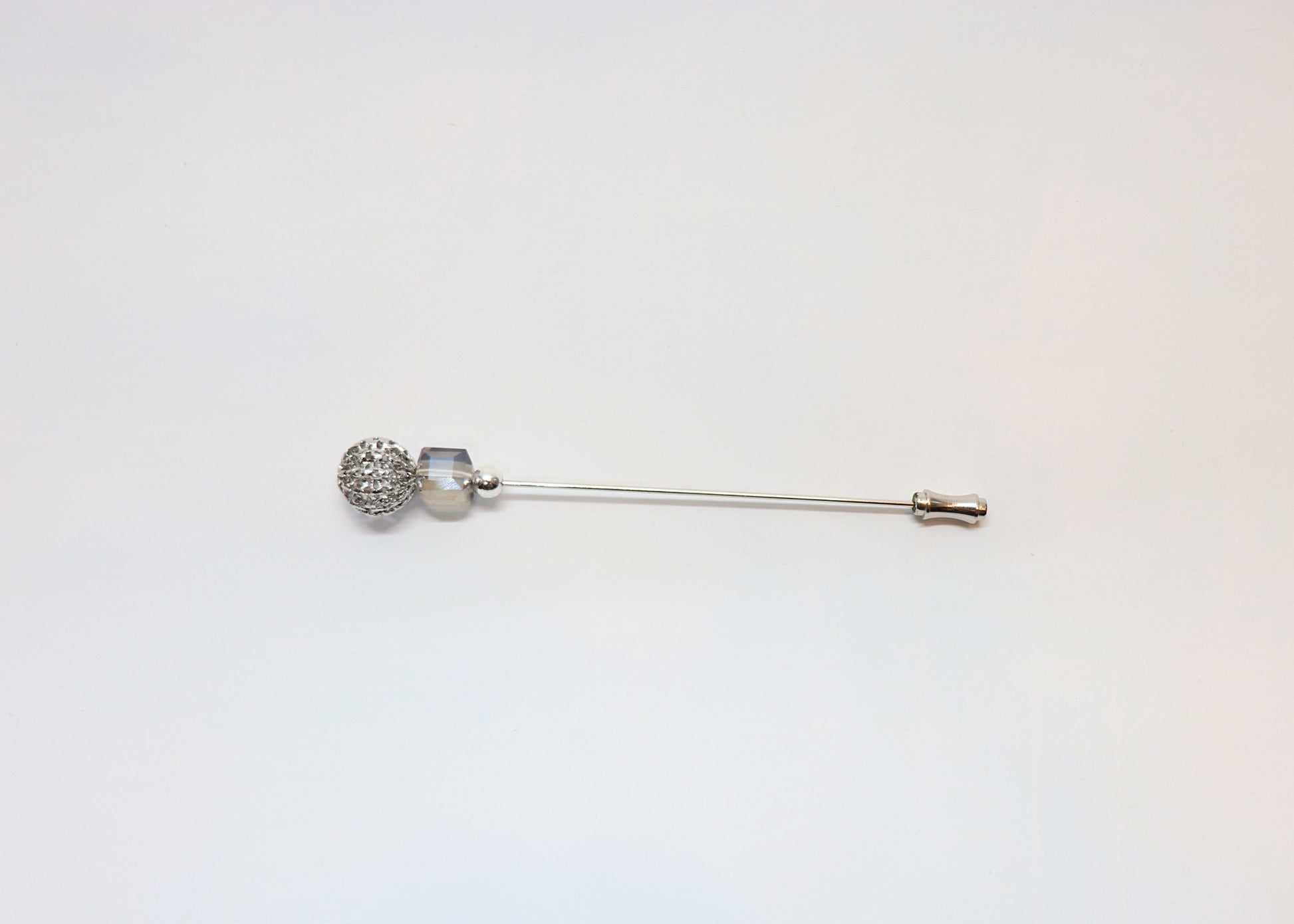 Hutnadel - silberfarbige filigrane Perle mit Kristallwürfel - Hutmanufaktur Hanni-Modelle