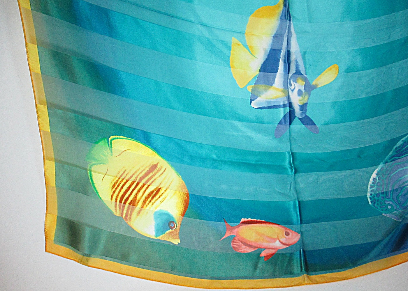Seidentuch aqua mit Fischen - Hutmanufaktur Hanni-Modelle