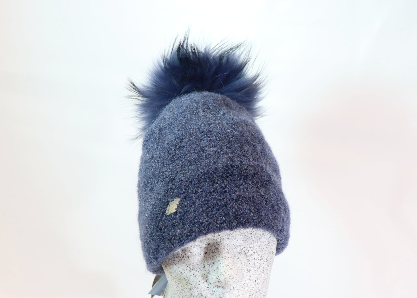 Boucle Beanie mit Fuchsbommel - Hutmanufaktur Hanni-Modelle