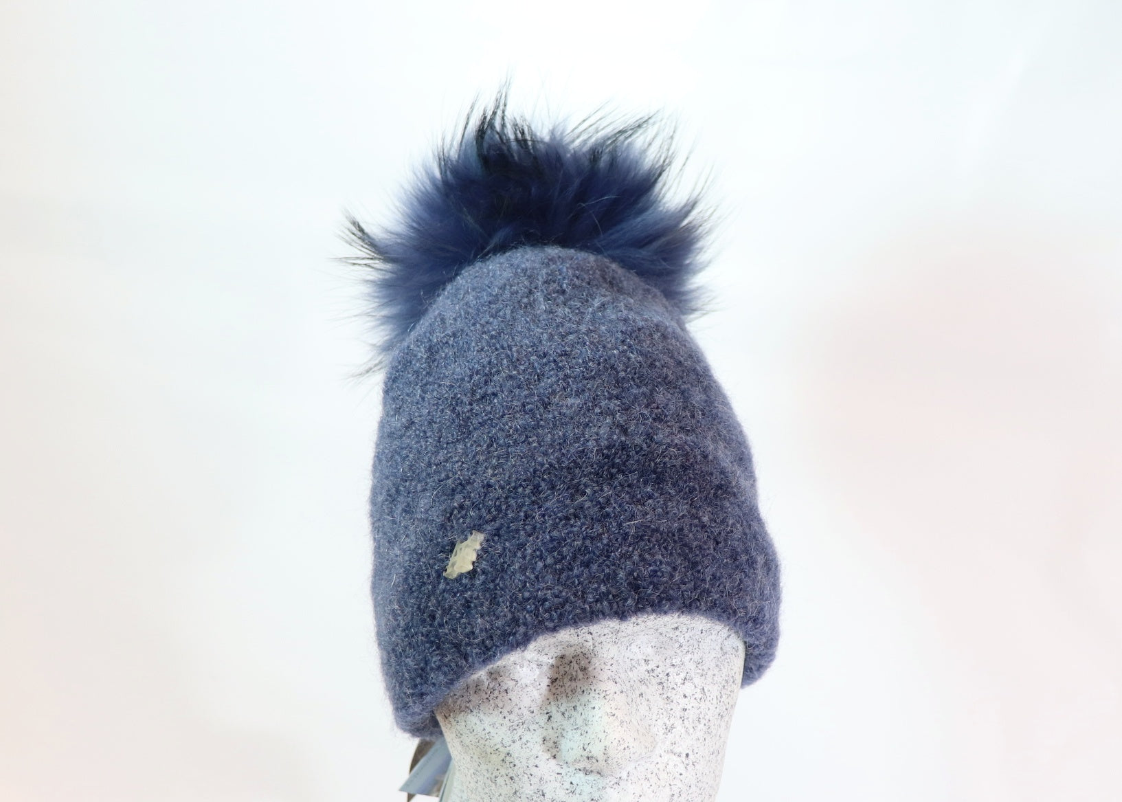 Boucle Beanie mit Fuchsbommel - Hutmanufaktur Hanni-Modelle