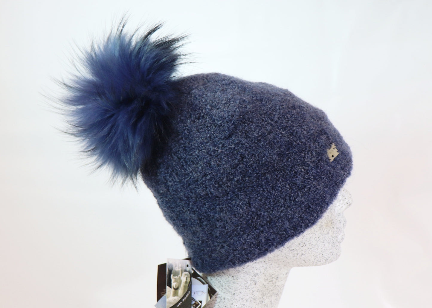 Boucle Beanie mit Fuchsbommel - Hutmanufaktur Hanni-Modelle
