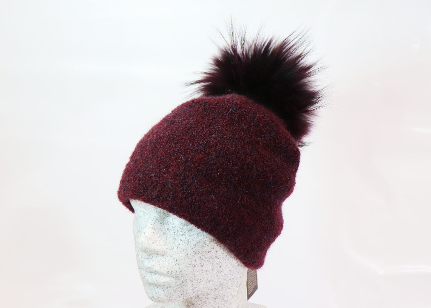 Boucle Beanie mit Fuchsbommel - Hutmanufaktur Hanni-Modelle