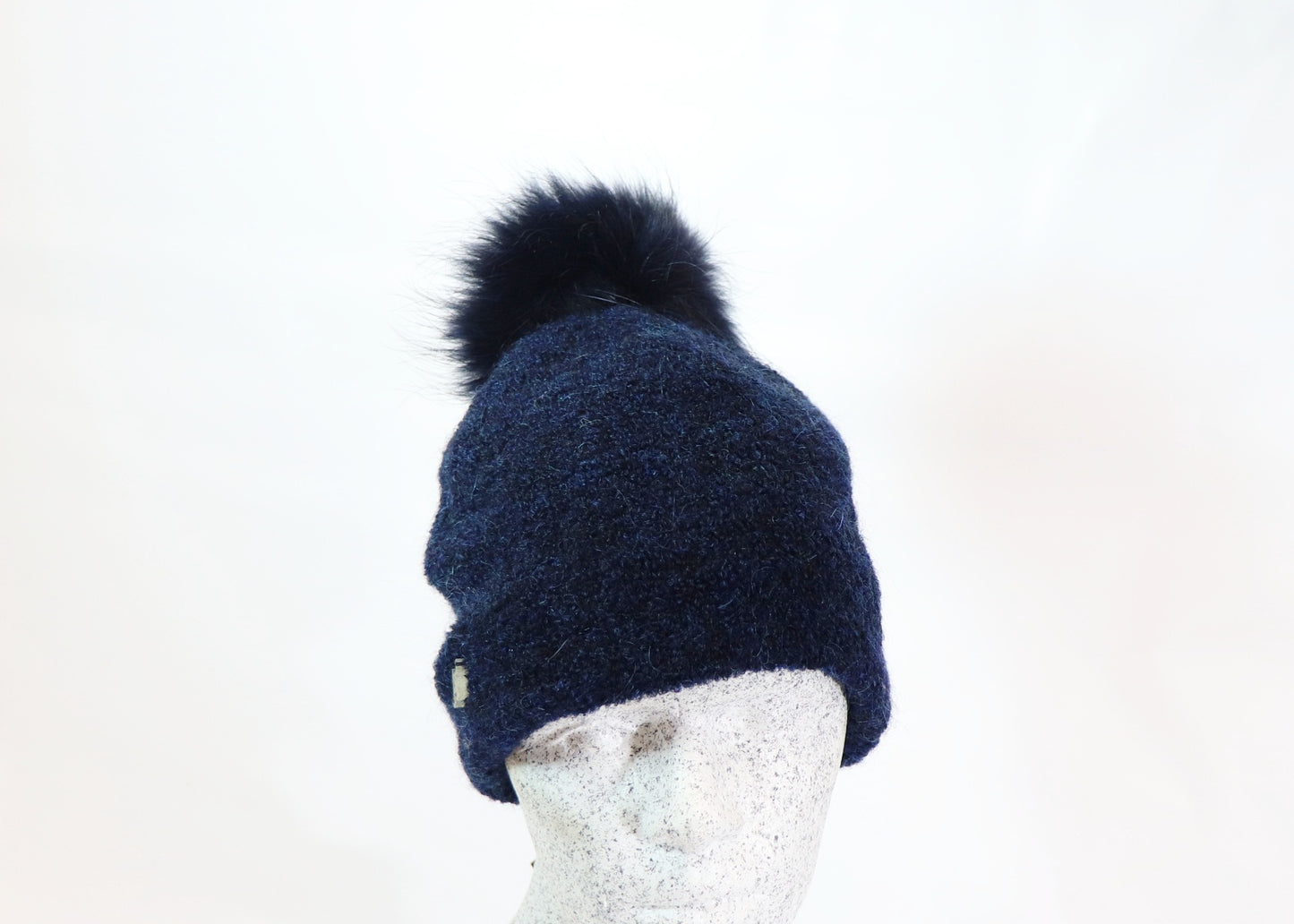 Boucle Beanie mit Fuchsbommel - Hutmanufaktur Hanni-Modelle