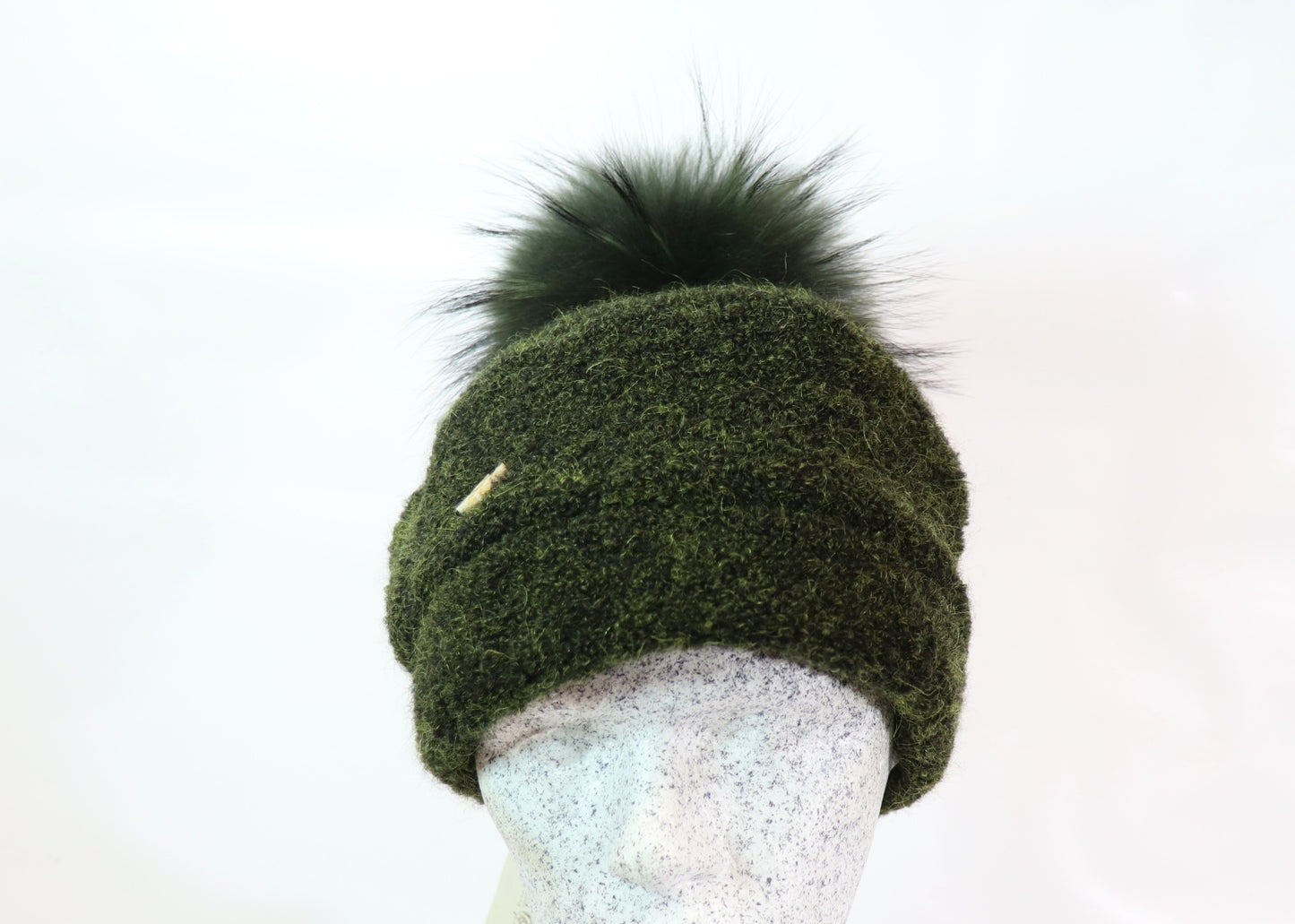 Boucle Beanie olivgrün mit Fuchsbommel - Hutmanufaktur Hanni-Modelle