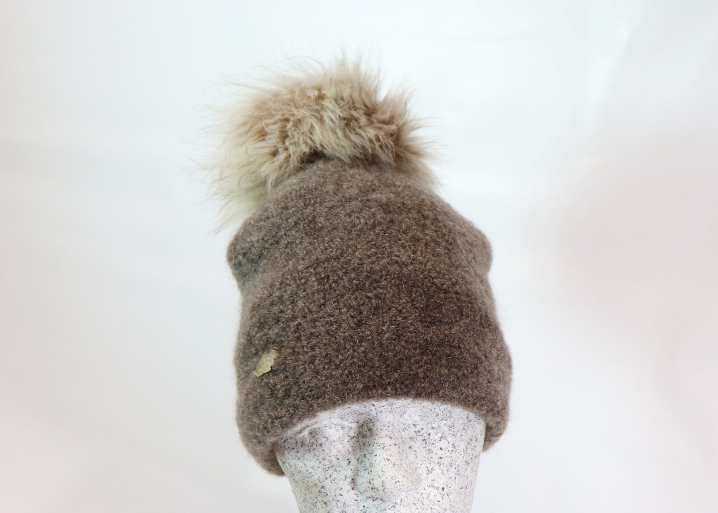Boucle Beanie mit Fuchsbommel - Hutmanufaktur Hanni-Modelle