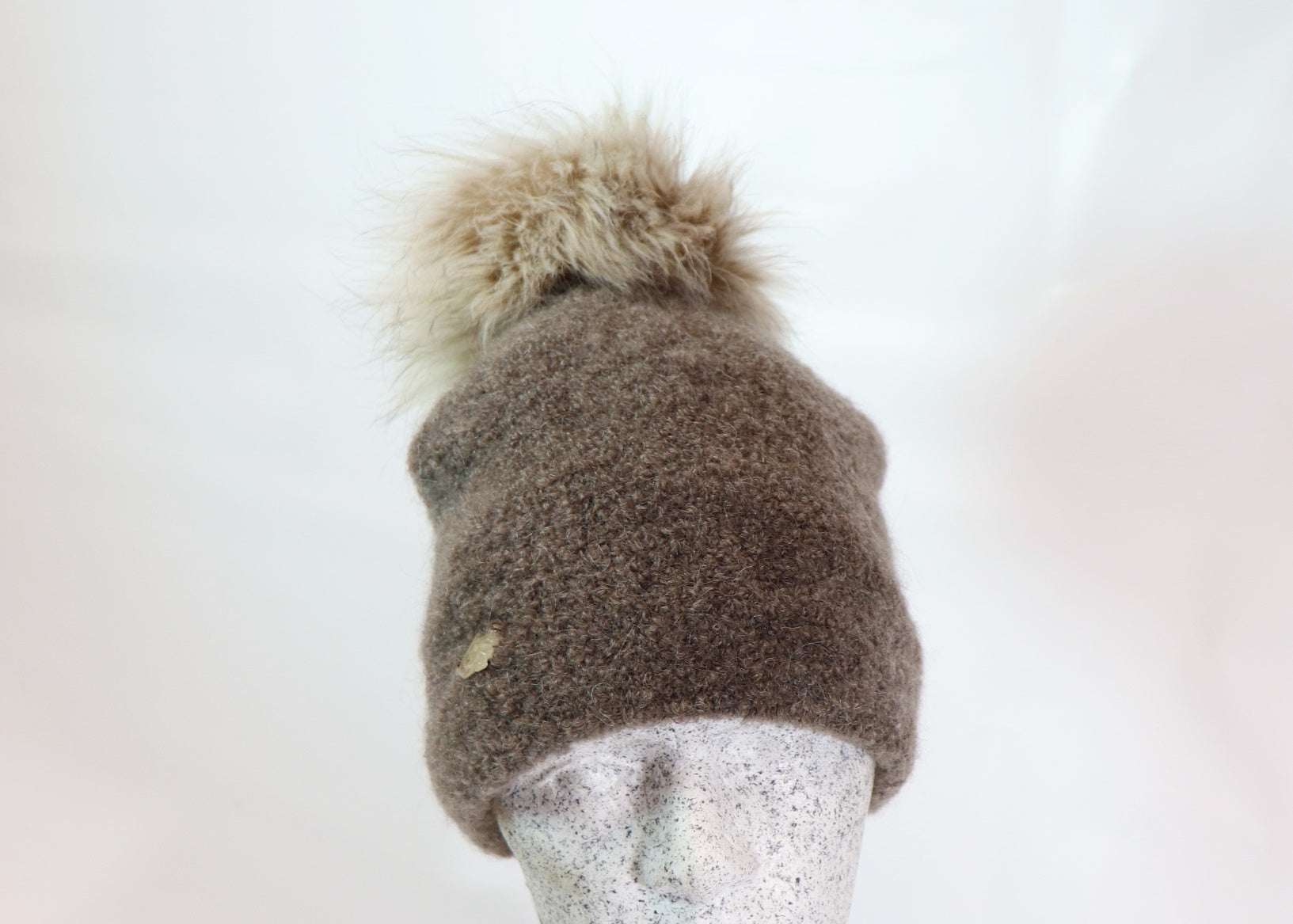 Boucle Beanie mit Fuchsbommel - Hutmanufaktur Hanni-Modelle