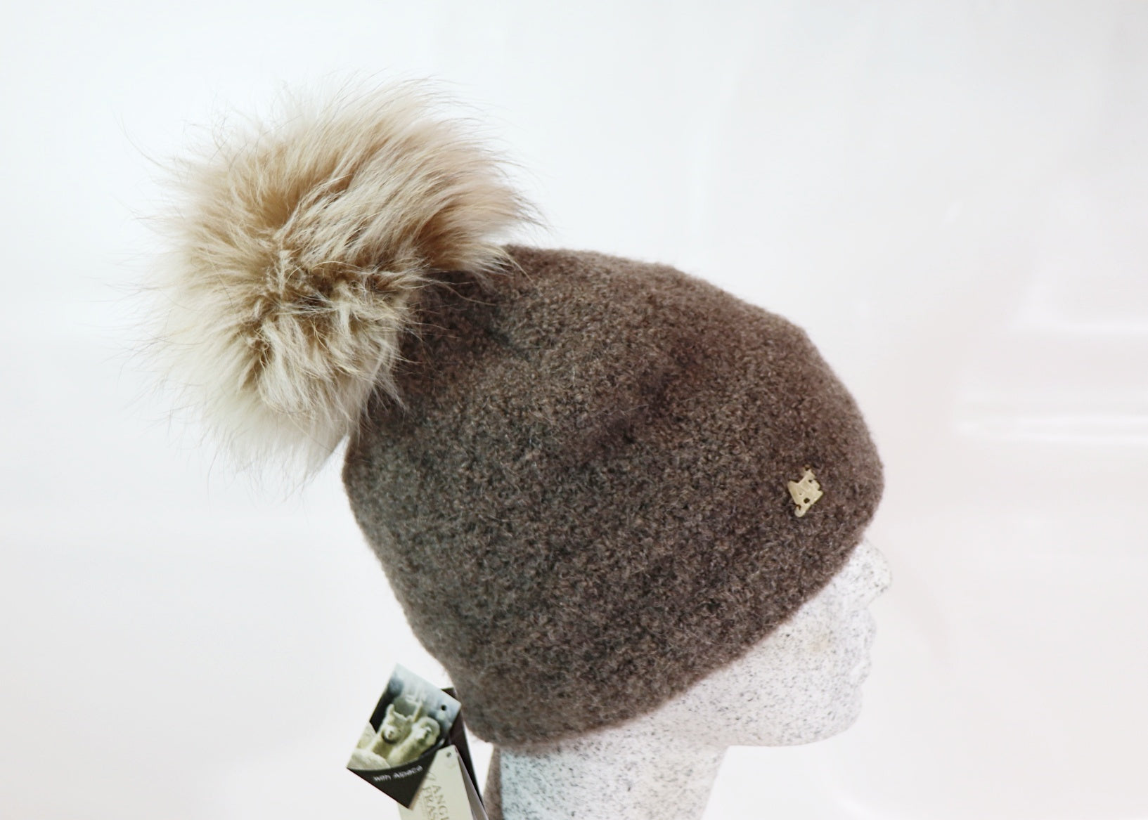 Boucle Beanie mit Fuchsbommel - Hutmanufaktur Hanni-Modelle