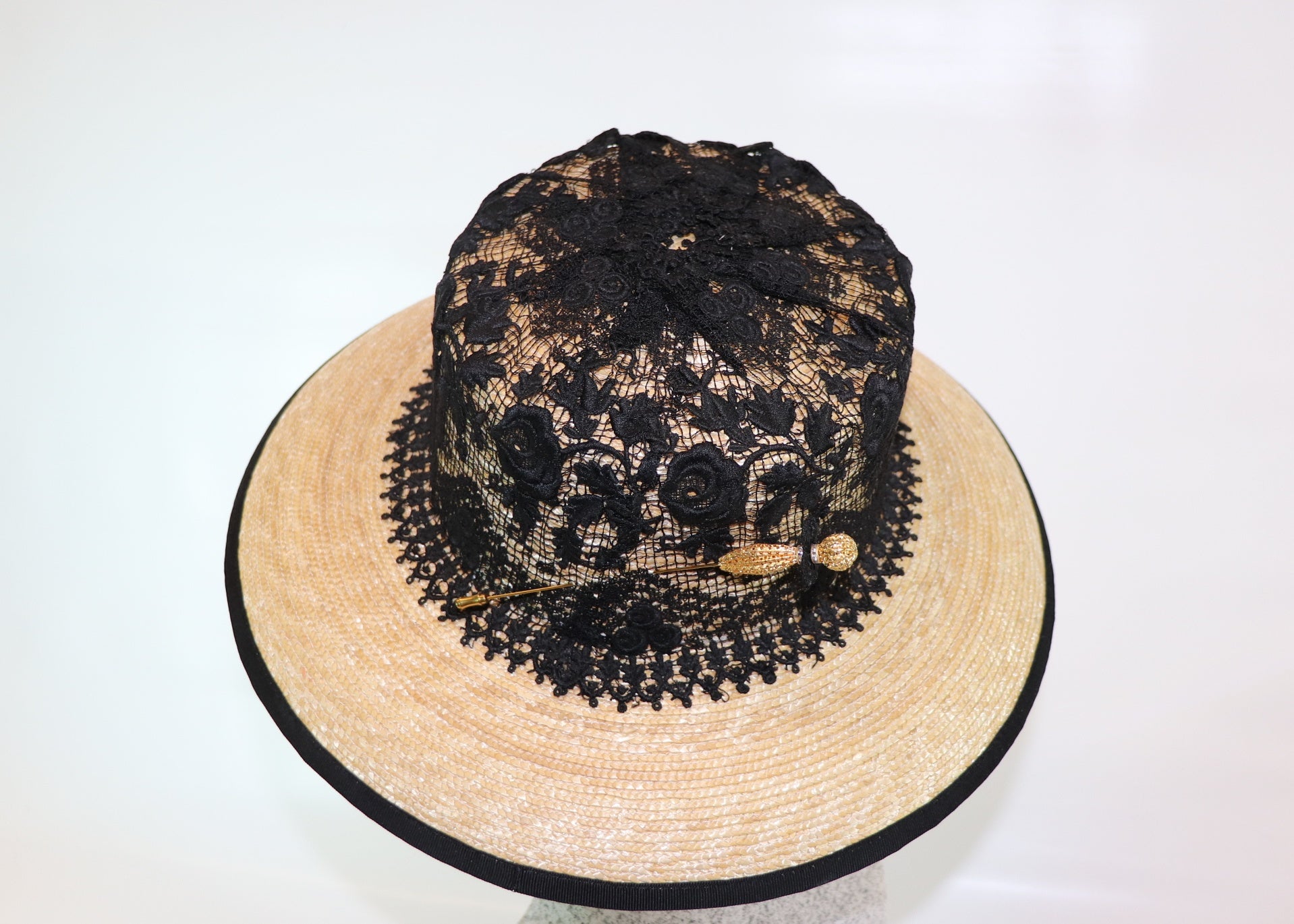 Bortenstrohhut mit schwarzer Spitze - Hutmanufaktur Hanni-Modelle