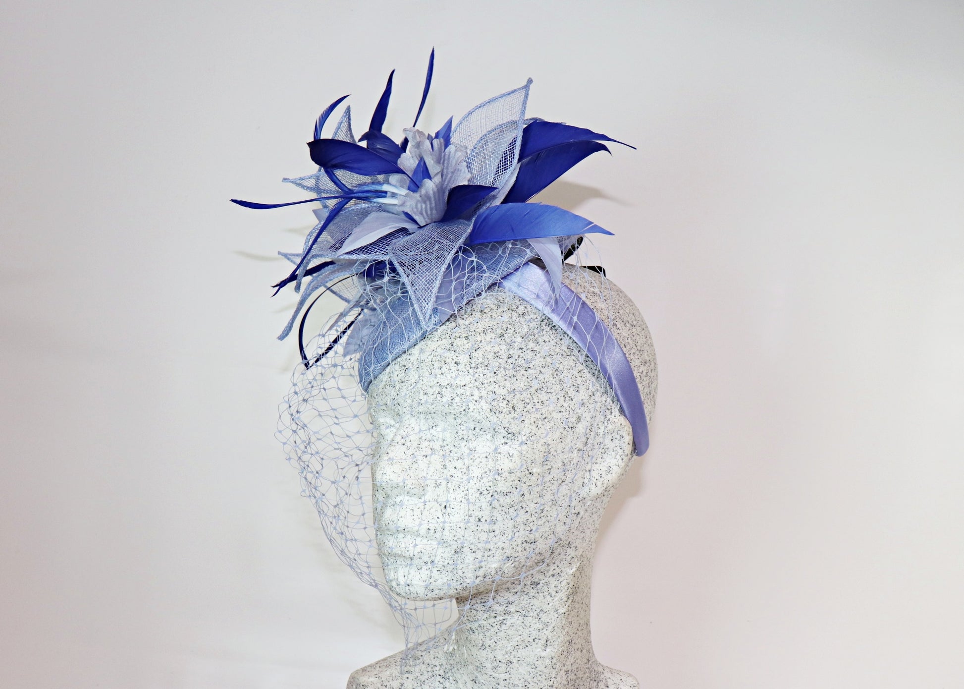 Fascinator - Pillbox mit Federn und Schleier - Hutmanufaktur Hanni-Modelle