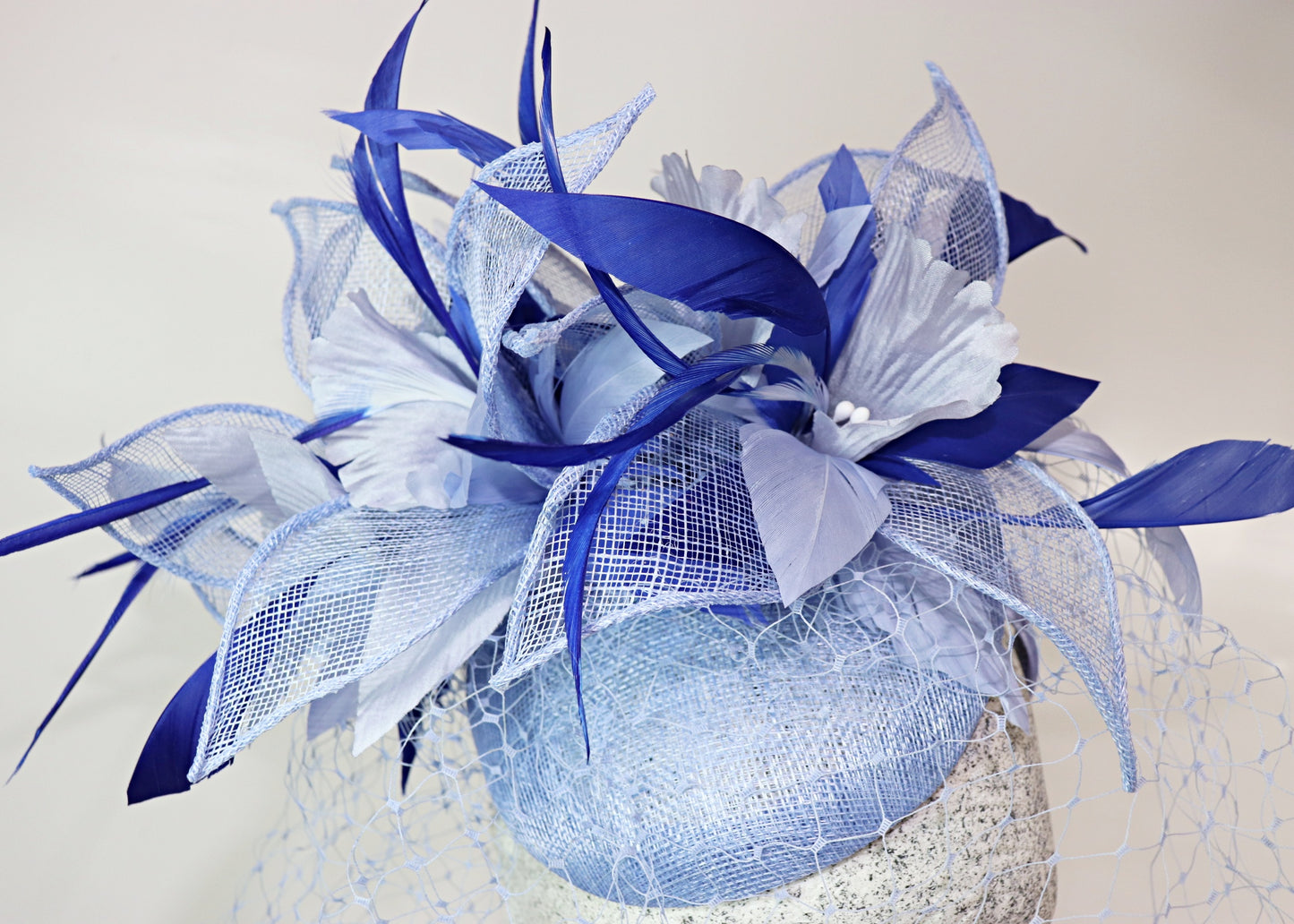 Fascinator - Pillbox mit Federn und Schleier - Hutmanufaktur Hanni-Modelle