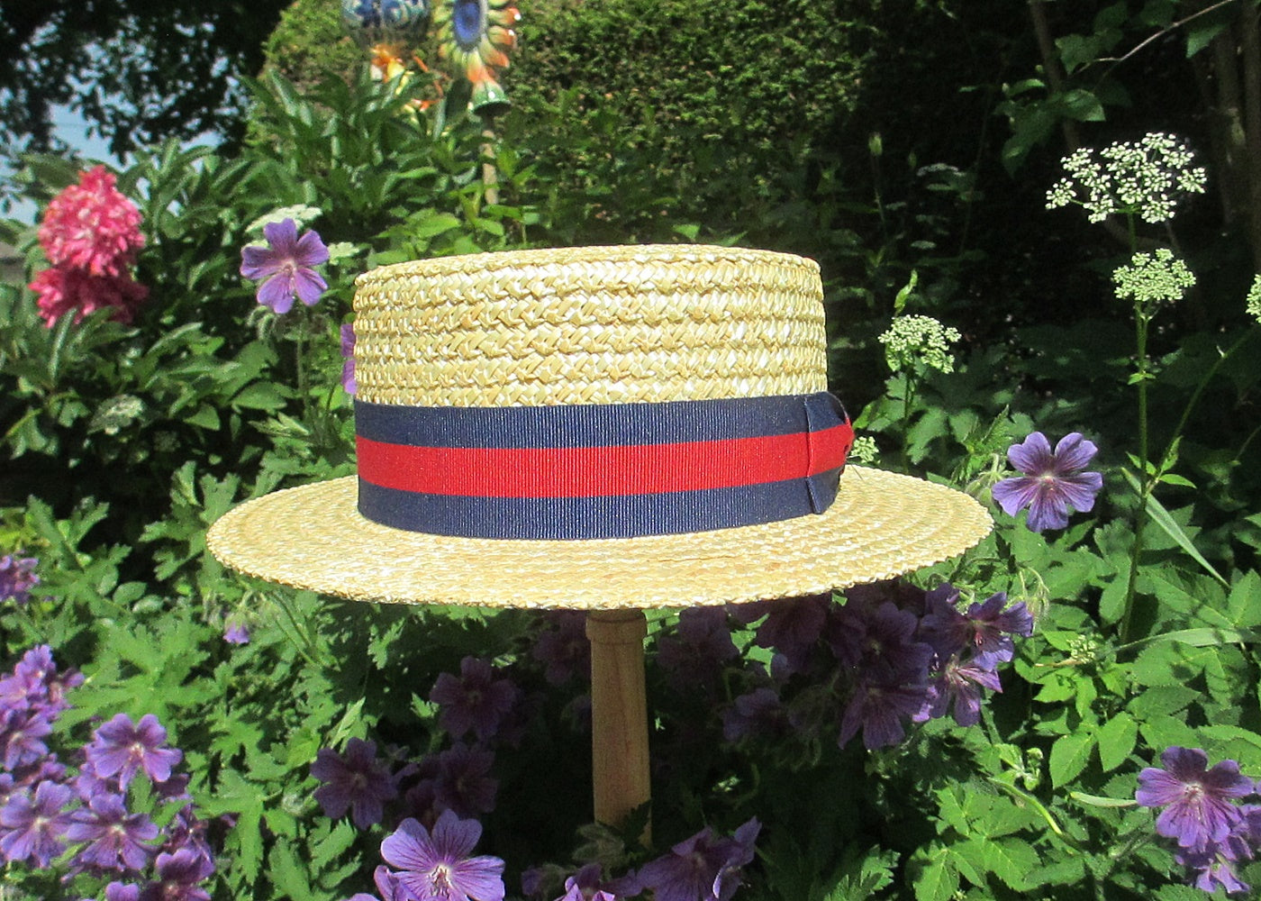 Kreissäge mit blau-rot Band - Hutmanufaktur Hanni-Modelle