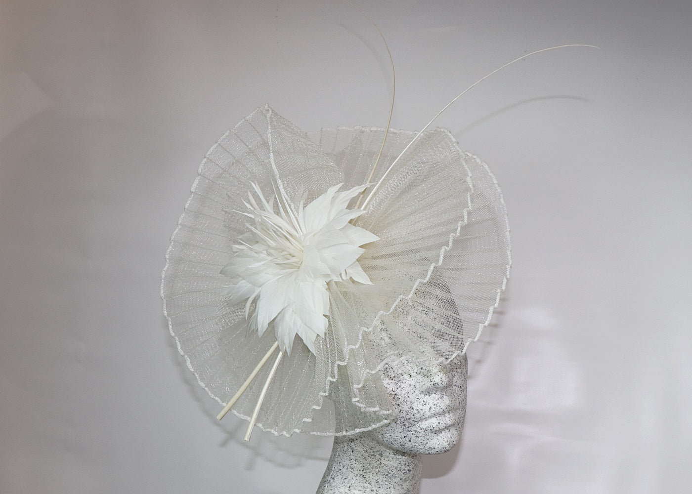 Fascinator - creme Plissee - Hutmanufaktur Hanni-Modelle