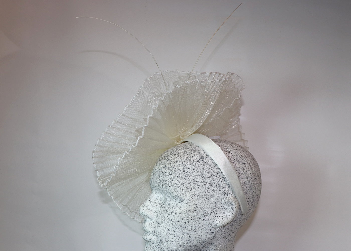 Fascinator - creme Plissee - Hutmanufaktur Hanni-Modelle