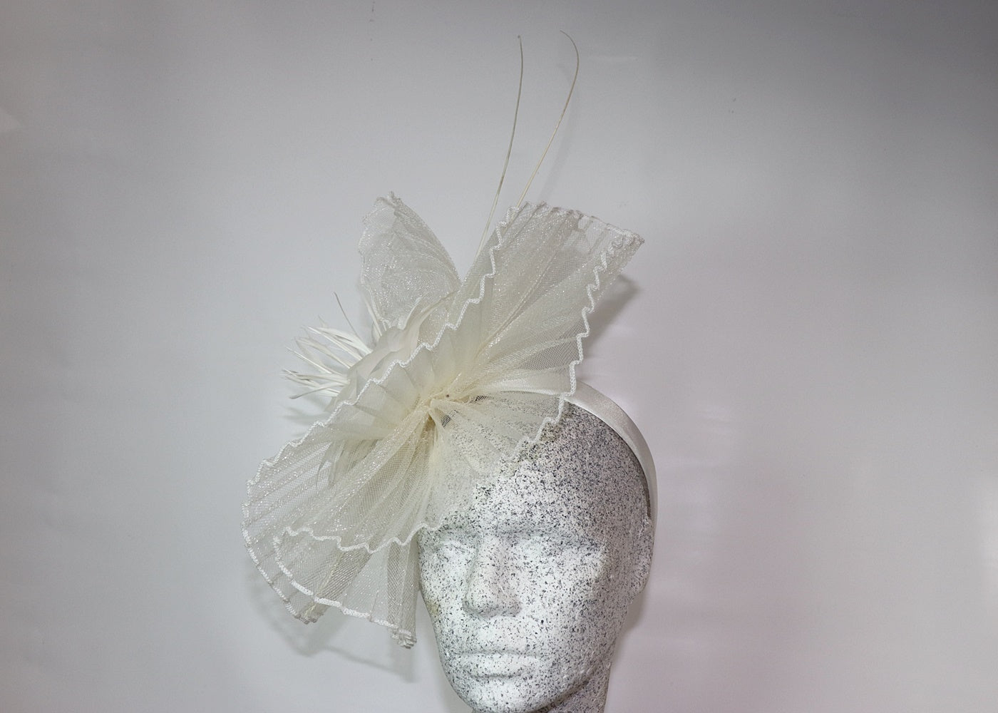 Fascinator - creme Plissee - Hutmanufaktur Hanni-Modelle