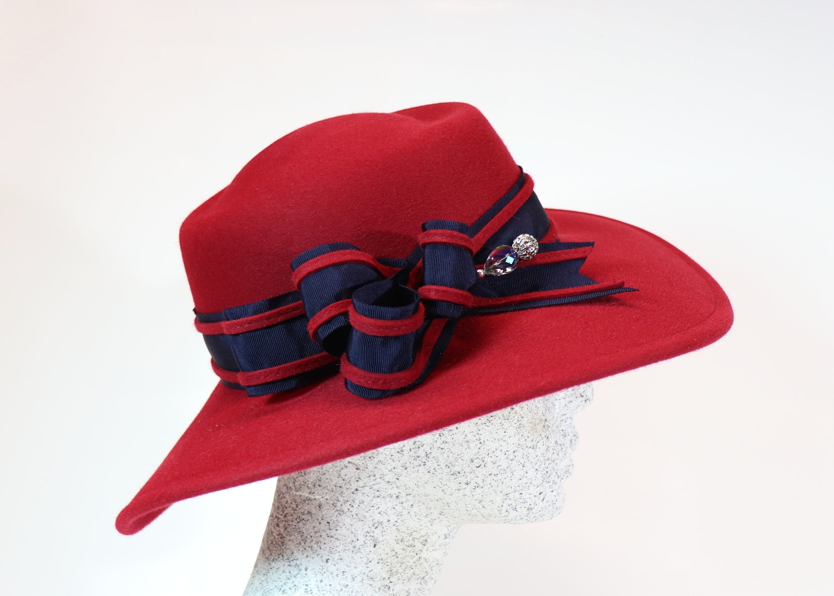 rot Filzhut mit blau Ripsband - Hutmanufaktur Hanni-Modelle