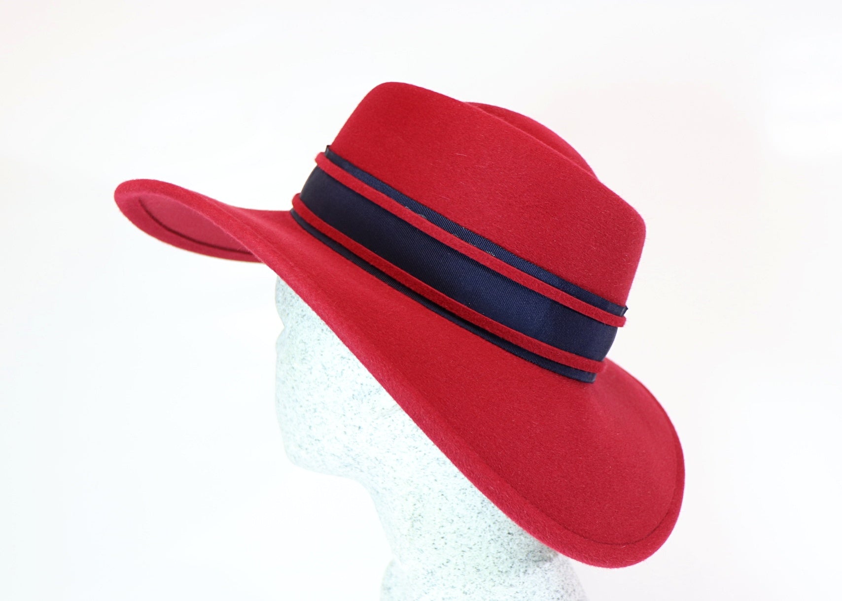 rot Filzhut mit blau Ripsband - Hutmanufaktur Hanni-Modelle