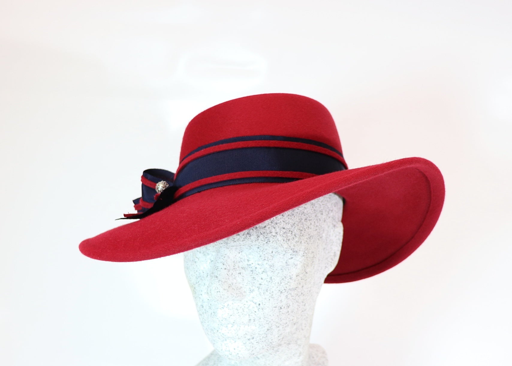 rot Filzhut mit blau Ripsband - Hutmanufaktur Hanni-Modelle