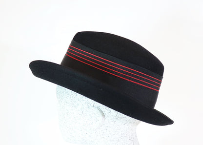 Sigrid - schwarzer Filzhut mit schwarz -rot Band