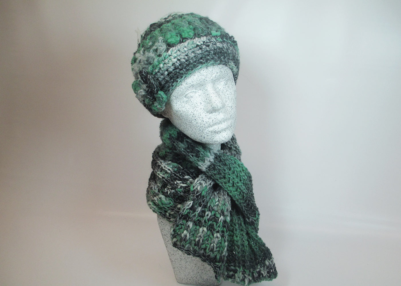 Strickgarnitur - modische Mütze mit Schal - Hutmanufaktur Hanni-Modelle