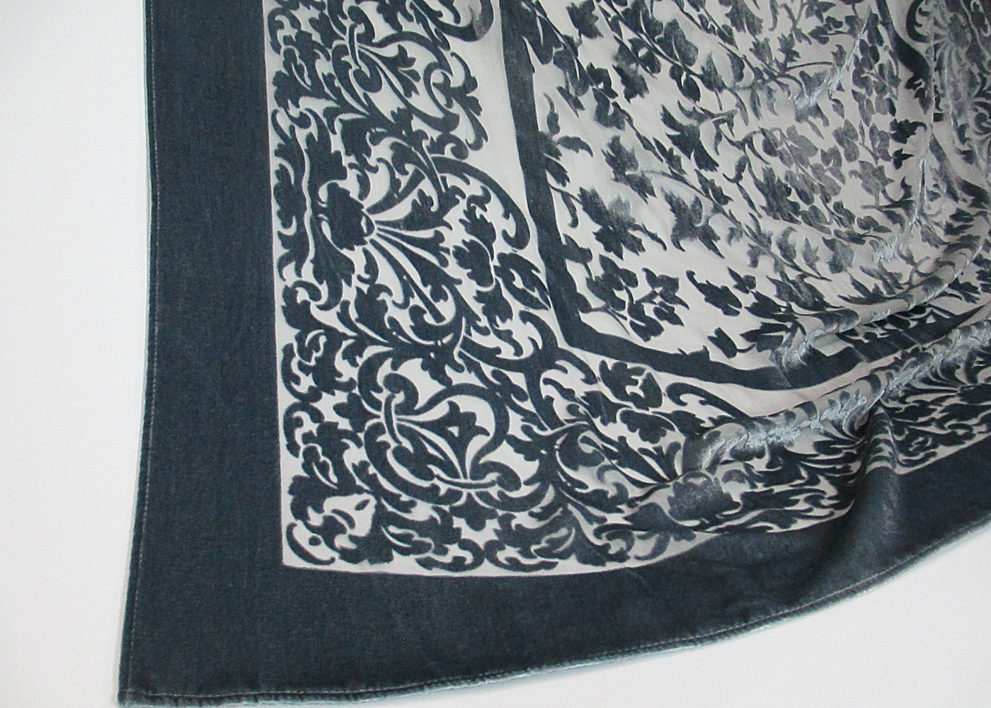 Tuch  Seidenausbrenner mit Ornamente - Hutmanufaktur Hanni-Modelle