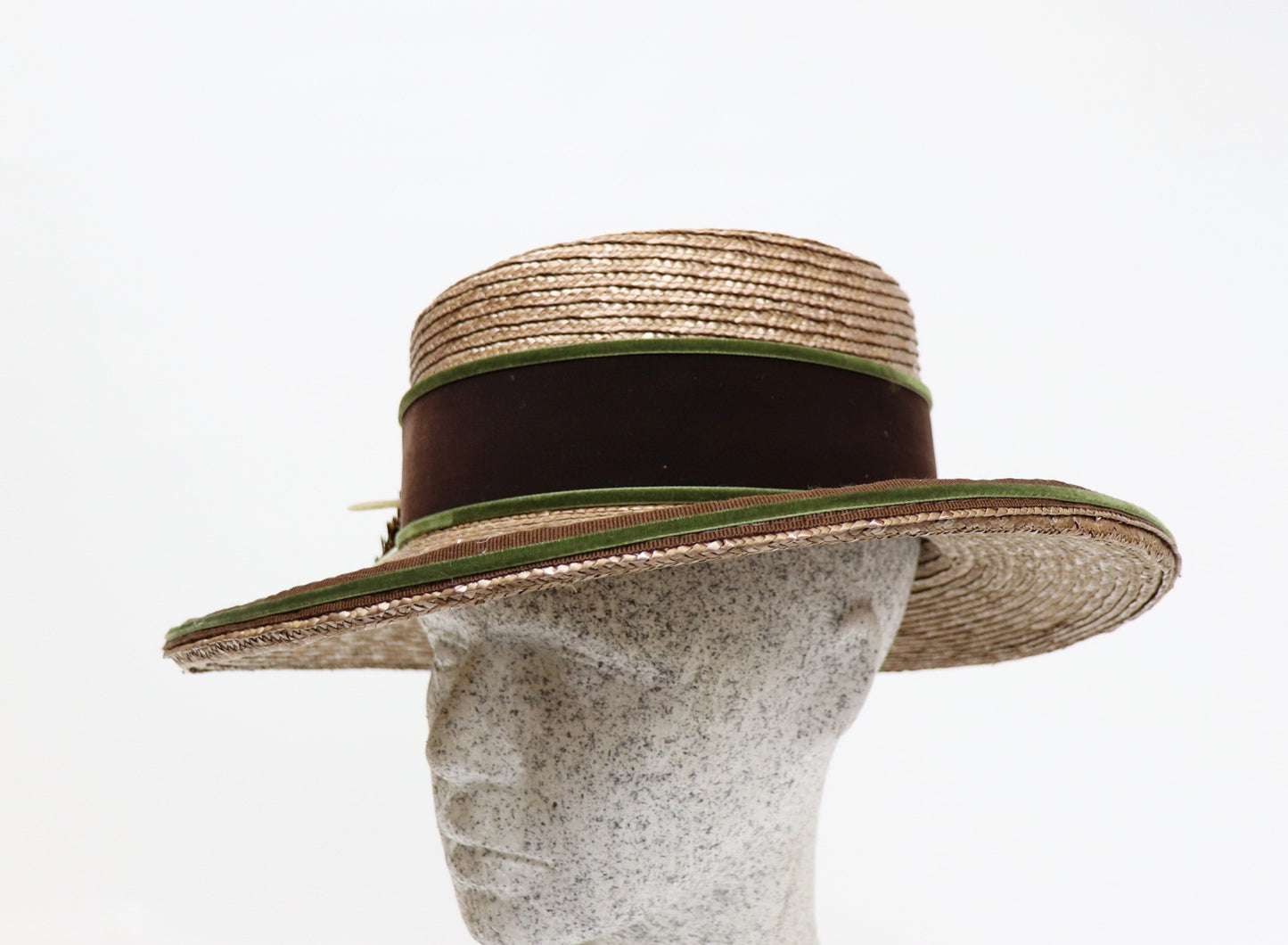 Bortenstrohhut caramel mit Fasanenfedern - Hutmanufaktur Hanni-Modelle