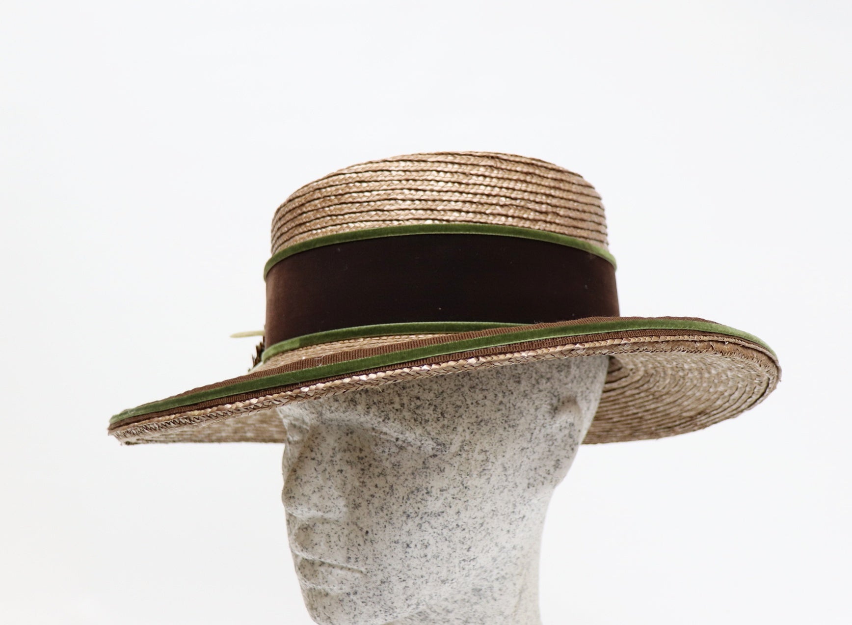 Bortenstrohhut caramel mit Fasanenfedern - Hutmanufaktur Hanni-Modelle