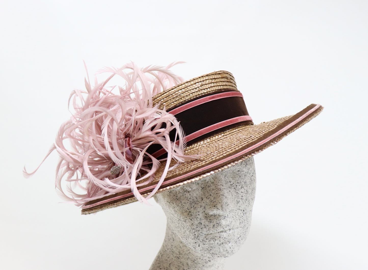 Bortenstrohhut caramel mit rose Federn - Hutmanufaktur Hanni-Modelle