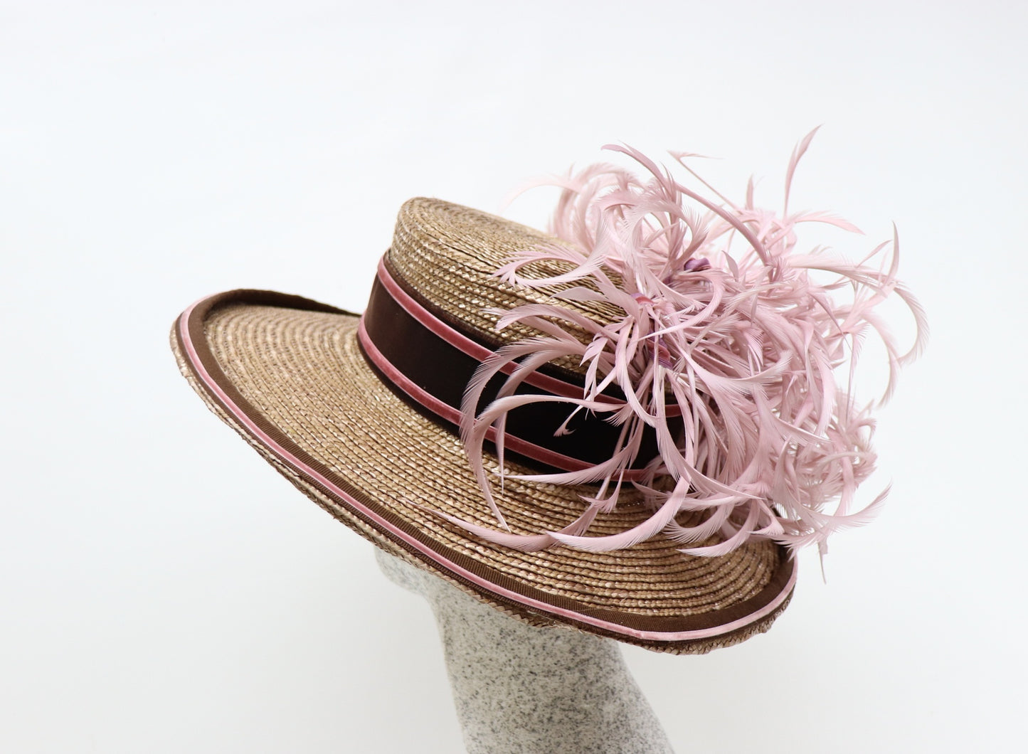 Bortenstrohhut caramel mit rose Federn - Hutmanufaktur Hanni-Modelle