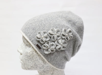 Woll Slouch mit Blumenapplikation