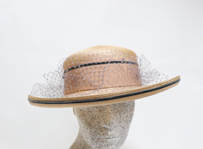 eleganter Sisol Strohhut mit Rosen