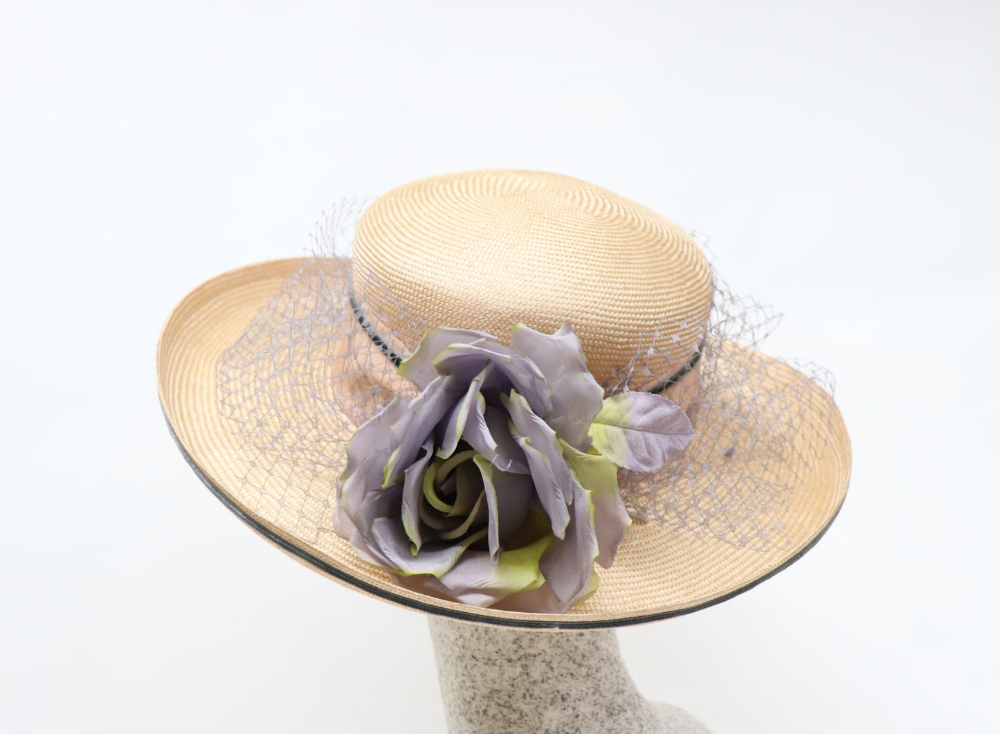eleganter Sisol Strohhut mit Rosen